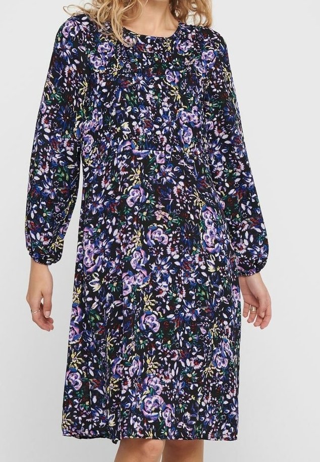 Vestido negro con estampado floral, mangas largas, escote redondo y cintura fruncida. Presenta acentos en morado, rosa y verde a lo largo.