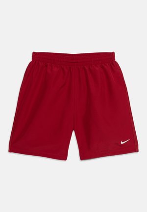 Rote Sportshorts mit elastischem Bund und kleinem weißem Nike-Logo am unteren linken Bein, auf weißem Hintergrund dargestellt.