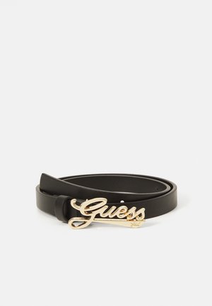 Ceinture en cuir noir avec une boucle en or brillant portant le logo "Guess", dotée d'une texture lisse et d'une longueur ajustable grâce à plusieurs trous.