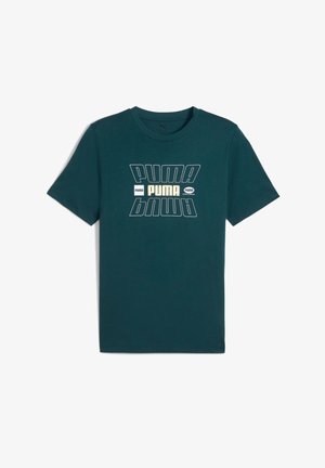 Camiseta de algodón color azul verdoso con un gráfico audaz "PUMA" en blanco y crema impreso en el centro, con mangas cortas y un diseño estándar de cuello redondo.