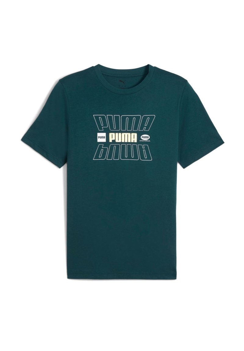 Camiseta de algodón color azul verdoso con un gráfico audaz "PUMA" en blanco y crema impreso en el centro, con mangas cortas y un diseño estándar de cuello redondo.