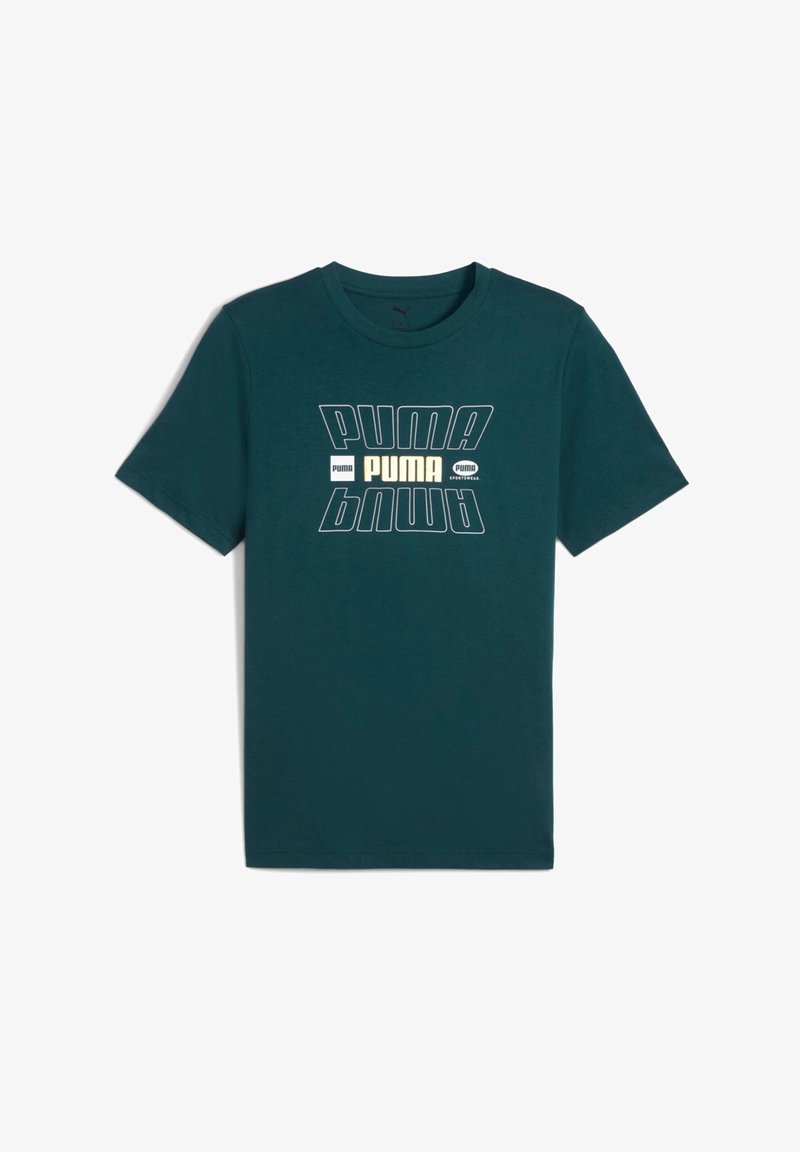 Camiseta de algodón color azul verdoso con un gráfico audaz "PUMA" en blanco y crema impreso en el centro, con mangas cortas y un diseño estándar de cuello redondo.