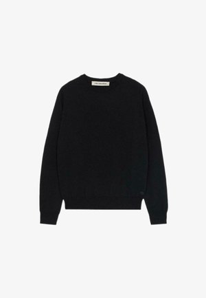 Maglione nero in un morbido tessuto a maglia. Presenta un collo tondo, maniche lunghe, polsini e orlo a coste, con un piccolo tag con logo in basso.