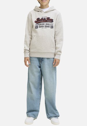 Sweat à capuche gris clair avec une poche à l'avant et un logo imprimé. Associé à un jean large bleu clair et des baskets blanches. Texture lisse.