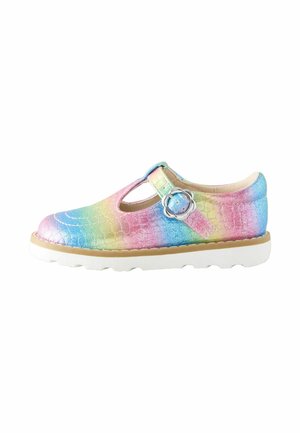 Buty Mary Jane z materiału o tęczowym, opalizującym wykończeniu, z fakturą imitującą skórę krokodyla, paskiem w kształcie litery T z ozdobną klamrą oraz białą podeszwą.
