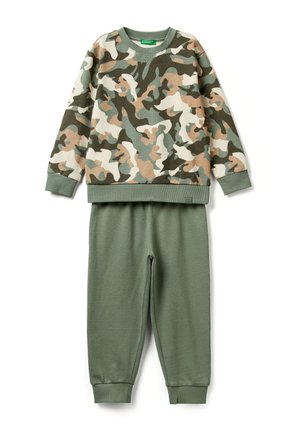 Dwuczęściowy strój dziecięcy z bluzą z nadrukiem moro i zielonymi, gładkimi spodniami dresowymi, ściągaczami przy mankietach oraz okrągłym dekoltem.