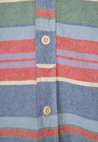 Multicolour gestreept shirt met blauw, groen, rood en paars. Gemaakt van gestructureerde stof met een knoopsluiting en zichtbare stiksels.