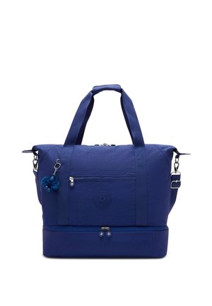 Sac de voyage bleu en nylon avec doubles poignées, poche frontale zippée, compartiment inférieur zippé et un petit porte-clés en peluche attaché à la poignée.