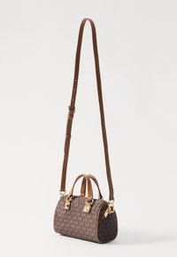 MICHAEL Michael Kors GRAYSON DUFFLE XBODY - Mala de mão - brn/acorn
