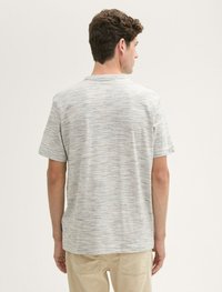 TOM TAILOR MIT BRUSTTASCHE - T-Shirt basic - light sand multi inject
