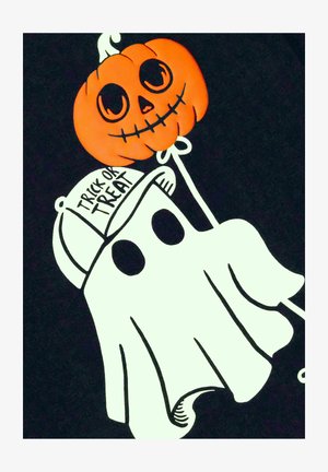 Schwarzer Stoff mit einem Cartoon-Geist mit großen schwarzen Augen und einem lächelnden Mund, der einen orangefarbenen Kürbis mit einem genähten Lächeln und einer Kappe mit der Aufschrift "TRICK OR TREAT" hält.