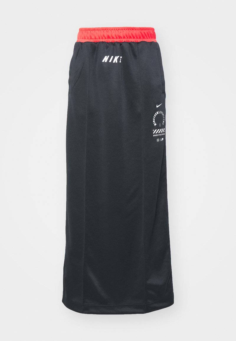 Falda deportiva negra con una cinturilla elástica roja, que presenta el logo de Nike en blanco y acentos gráficos en la parte frontal. Material suave y ligero.