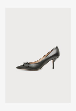 Zapato de tacón alto de cuero negro con puntera puntiaguda, detalle de hebilla plateada en la parte delantera y tacón delgado de altura media.