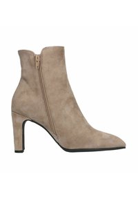 Beżowe zamszowe botki za kostkę z wąskim noskiem, średniej wysokości obcasem typu stiletto i zamkiem błyskawicznym z boku na białym tle.