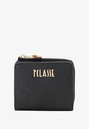 Zwarte, gestructureerde portemonnee met ritssluiting, voorzien van hardware in goudkleur en een ingeblazen merknaam op de voorkant. Compact, rechthoekig ontwerp.