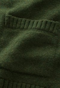 Strickpullover aus dunklem grünen Wollmix, mit einem gerippten Akzent und einer Tasche, sowie einer weichen, strukturierten Oberfläche.