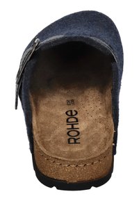 Blauwe vilten instapschoen met een bruine suède binnenzool, voorzien van een metalen gespaccent aan de zijkant en een getextureerde rubberen buitenzool.