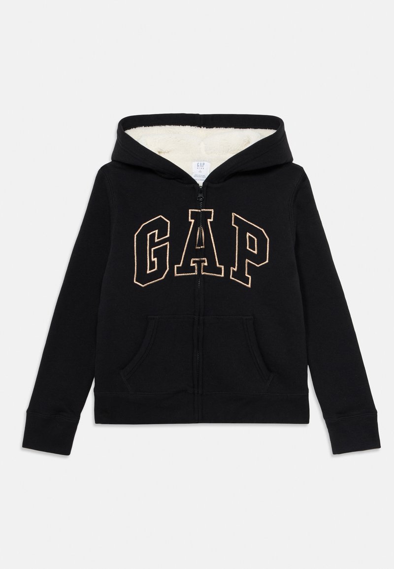Fleece preto com fecho, forrado a branco, com bolsos frontais e grande logótipo "GAP" contornado ao longo do peito.