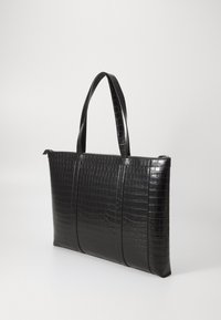 Schwarze Handtasche aus Krokodilleder-Prägung mit zwei Griffen und einem Reißverschluss. Glatte Textur und strukturiertes Design. Rechteckige Form.
