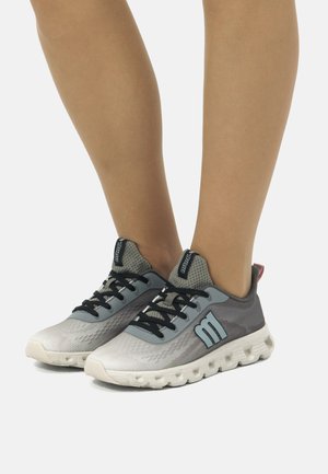 Scarpe sportive con una tomaia in rete leggera grigia e blu, lacci neri e una suola bianca texturizzata e ammortizzata per il comfort.