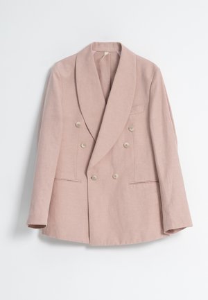 Blazer de corte cruzado en lino de color rosa suave, con cuello chal, dos bolsillos frontales falsos y botones de color claro. Textura suave.