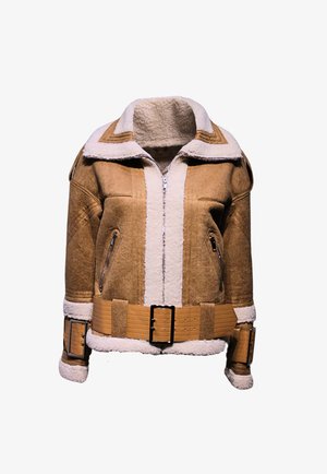 Chaqueta de ante marrón con forro de borreguito blanco, cremallera frontal, dos bolsillos con cremallera, cinturón ancho con hebilla negra y correas de muñeca con hebillas.
