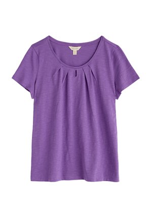 Lilla t-shirt med korte ærmer og rund halsudskæring samt samlet plisse-detalje foran, lavet af blødt, tekstureret stof.