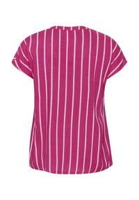 Haut rose à manches courtes avec un motif rayé en rose foncé et crème. Encolure ronde et tissu doux. Coupe décontractée avec une couture au dos.