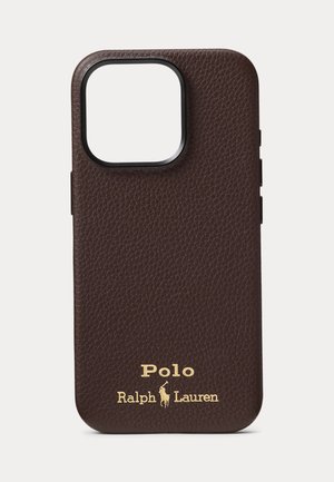 Mørkebrunt tekstureret læderetui til telefon med stort kamerahul og gult Polo Ralph Lauren-logo i bunden i midten.