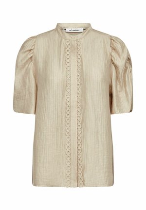 Beige Kurzarmbluse mit Puffärmeln, strukturiertem Stoff, hohem Kragen und dekorativem vertikalem Spitzenbesatz vorne.