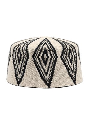 Ecru pleciona czapka kufi z czarnymi geometrycznymi wzorami diamentowymi, równomiernie rozmieszczonymi wokół boków.
