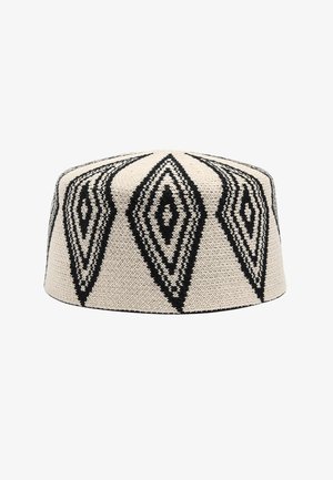 Ecru pleciona czapka kufi z czarnymi geometrycznymi wzorami diamentowymi, równomiernie rozmieszczonymi wokół boków.