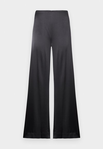 Pantalon noir à jambes larges en tissu fluide et lisse. Caractérisé par une taille haute et un design épuré et minimaliste avec une couleur unie. Aucune motif visible.