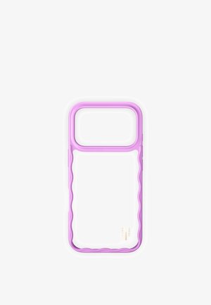 Purpurowa obudowa na telefon z falistą, teksturowaną ramką, przezroczystym tyłem i prostokątnym wycięciem u góry na aparat. Widoczne logo marki.