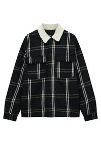 Giacca a quadri bianco e nero con bottoni sul davanti, due tasche sul petto con alette e un colletto in sherpa bianco.