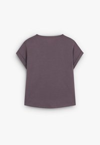 Top de manga corta, de corte holgado, en tejido morado apagado. Presenta cuello redondo y detalles de puños enrollados. Textura suave sin patrones.