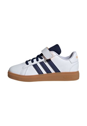 Zapatilla blanca con rayas marinas, suela de goma, correa ajustable con gancho y bucle, y acabado suave. Presenta detalles cosidos y un logo.