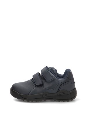 Zapatilla infantil de color azul marino con dos tiras ajustables de velcro y suela de goma texturizada, vista de perfil.