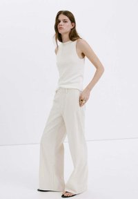 Sélectionné, off-white