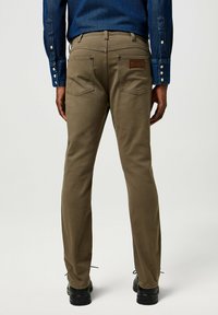 Wrangler LARSTON - Jeans slim fit - tarmac