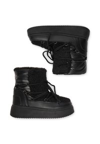 Cizme negre până la gleznă, realizate dintr-o combinație de piele netedă și material texturat. Talpă groasă cu sistem de șiret și guler căptușit.