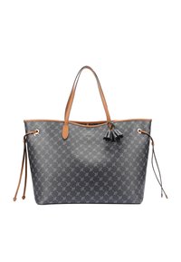Bolso tote gris con patrón y detalles en cuero marrón, que presenta dos asas, cordones en los laterales y un pequeño detalle de borlas.
