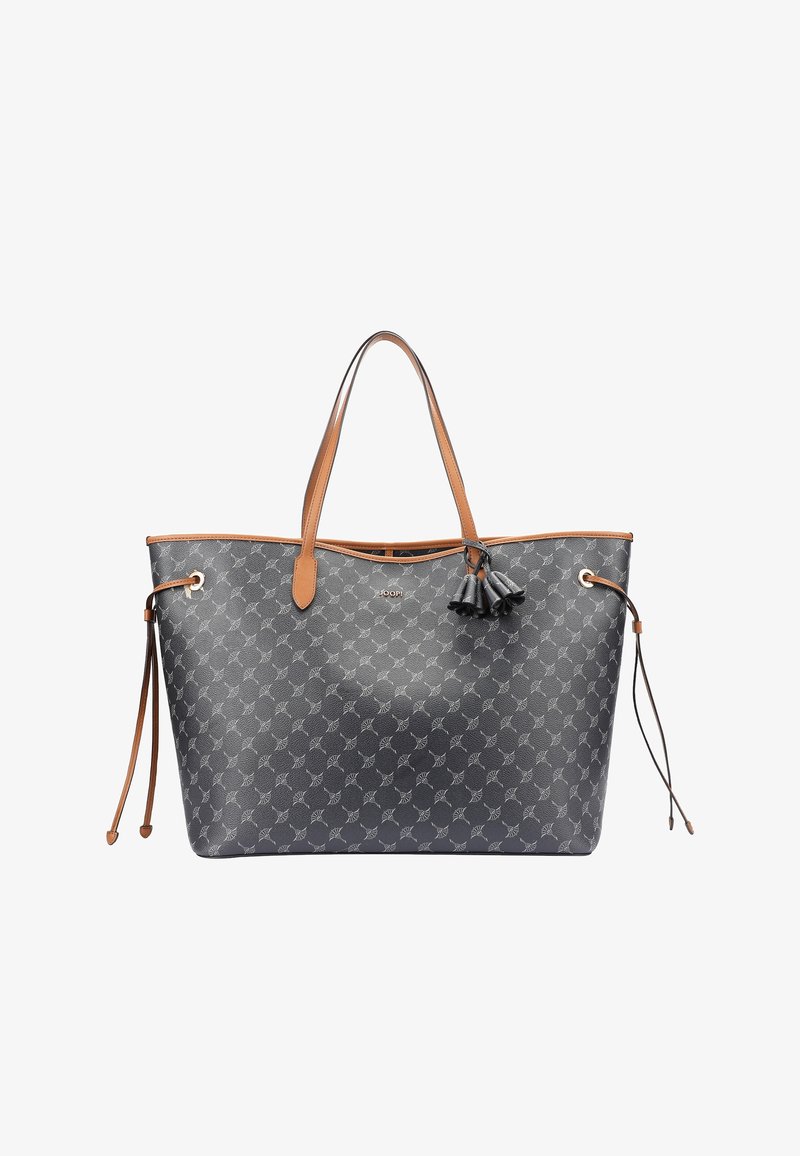 Bolso tote gris con patrón y detalles en cuero marrón, que presenta dos asas, cordones en los laterales y un pequeño detalle de borlas.