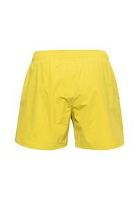 Gele shorts met elastische tailleband, losse pasvorm en lichtgewicht stof, van achteren getoond op een witte achtergrond.