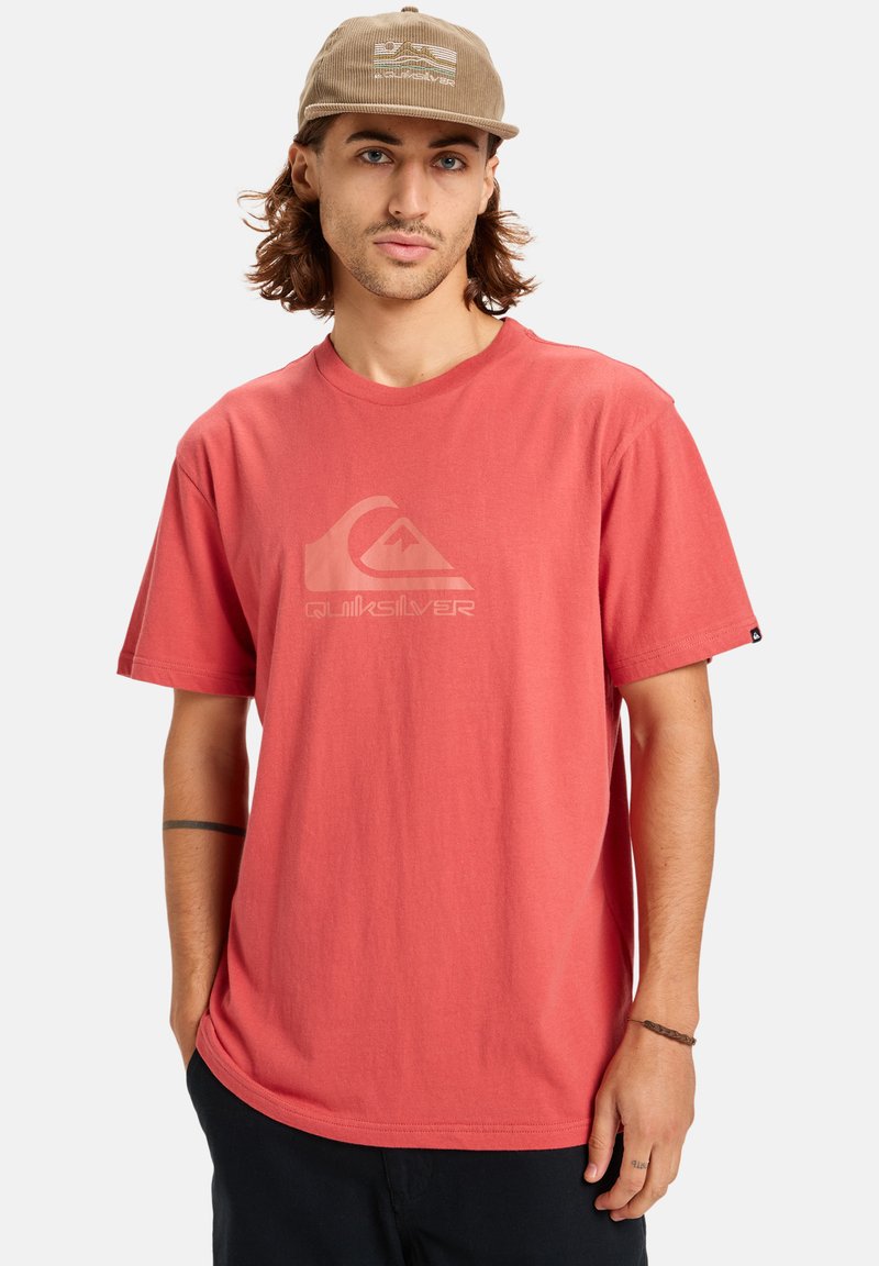 Tričko s krátkým rukávem v korálové barvě se světlejším logem Quiksilver. Měkký bavlněný materiál, volný střih, jednoduchý design, žádné vzory ani akcenty.