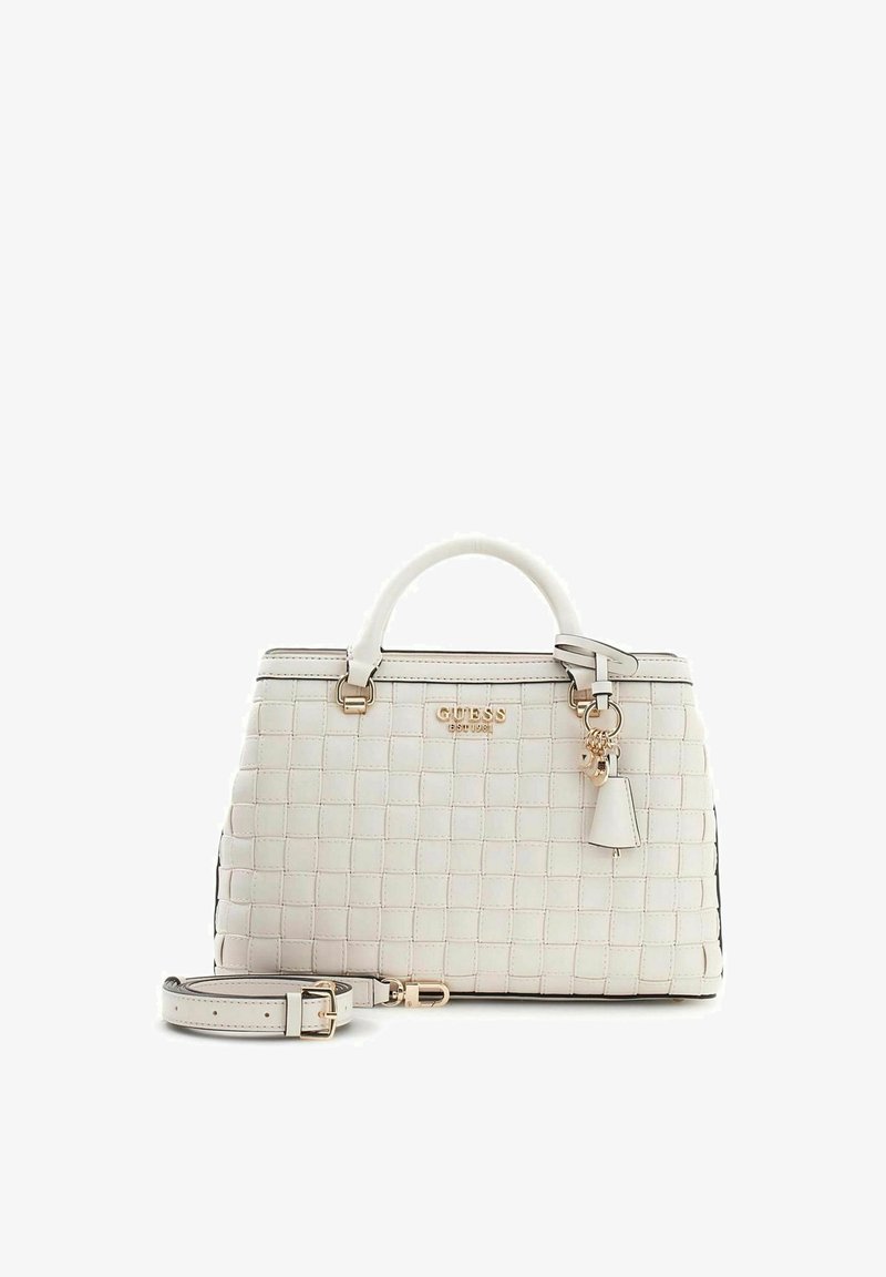 Sac à main en cuir blanc matelassé avec poignée supérieure, logo GUESS doré, détail charm, et bandoulière amovible.