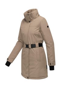 Manteau isolé beige avec un col haut, une ceinture noire à la taille et des poignets noirs contrastants. Il possède deux poches latérales et des boutons pression.
