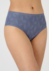 Hooggewaisted blauwe onderbroek met een gestructureerd patroon van bladeren, gemaakt van een zachte stof, met een gladde rand en een strakke pasvorm.