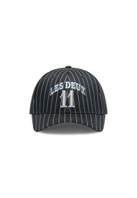 Gorra negra con rayas azules verticales. Presenta el texto bordado "LES DEUX" y "11" en la parte delantera, con visera curva y parte trasera ajustable.
