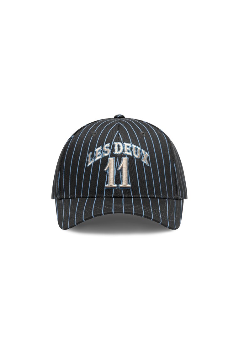 Gorra negra con rayas azules verticales. Presenta el texto bordado "LES DEUX" y "11" en la parte delantera, con visera curva y parte trasera ajustable.